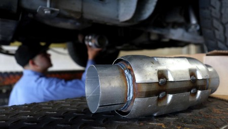 (فيديو) بريطانيا تسجل سرقة 100 ألف برميل بيئة كتلايزر خلال 3 سنوات والقضية تتحول إلى ظاهرة