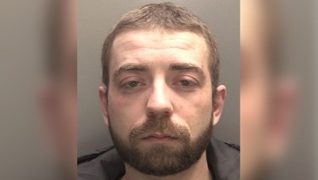 بعد الحكم عليه بالسجن.. متهم يفر من المحكمة والشرطة تناشد المواطنين بالمساعدة في العثور عليه