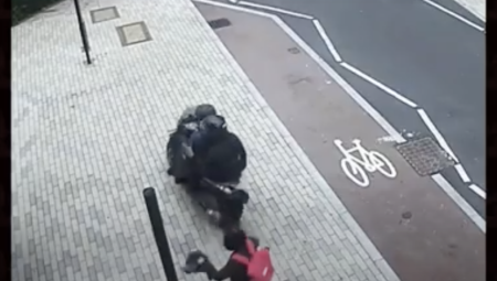 فيديو: رجلان يسرقان 72 هاتفا محمولا في ستة أسابيع بواسطة دراجة نارية