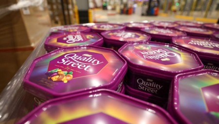 عوضاً عن مبلغ مالي... موظفو Tesco يحصلون على علبة حلويات Quality Streets في عيد الميلاد