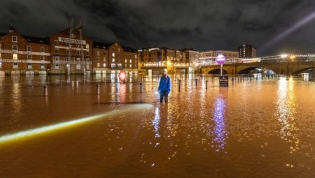 الأرصاد الجوية البريطانية تحذر من الأمطار الغزيرة والفيضانات في جميع أنحاء البلاد