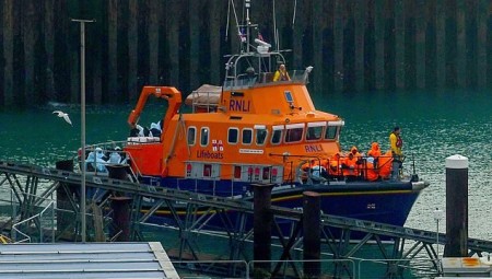 وزيرة الداخلية البريطانية تضع قانوناً جديداً يحظر فوراً مهاجري القنال الذين عبروا بلداً آمناً