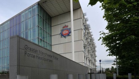 شرطة مانشستر تعين شابا كضابط قبل بلوغه 18 عام عن طريق الخطأ