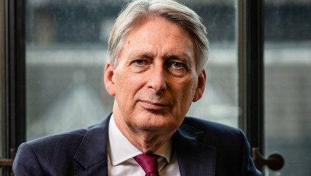 (فيديو) وزير الخزانة السابق فيليب هاموند يؤكد أن بريطانيا تحتاج إلى فتح سوق العمل أمام العمال الأجانب