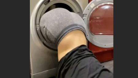 فيديو طريف: فريق طوارئ بريطاني ينقذ طالبة جامعة علقت في مجففة الملابس أثناء محاولتها  فعل مقلب