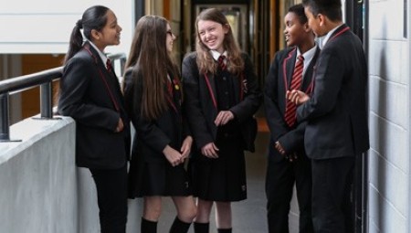 جدل واسع بعد وضع مدرسة بريطانية قراراً يمنع العلاقات العاطفية والعناق والتلامس بين الطلاب