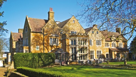 الداخلية البريطانية تتراجع عن إيواء 400 لاجئ في أحد فنادق  نورثهامبتونشاير