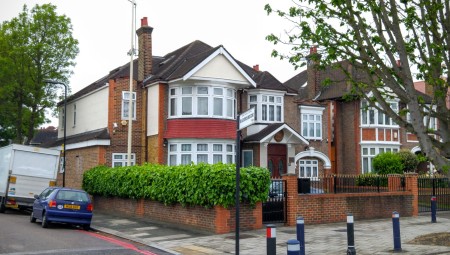 جيران سفارة كوريا الشمالية في لندن يشعرون بالقلق من إمكانية التجسس عليهم في منازلهم