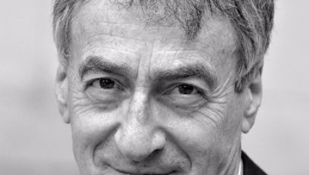 وفاة الكاتب والصحافي البريطاني إيان بلاك الذي روى تاريخ الموساد