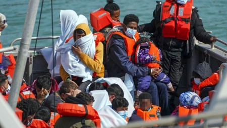 الحكومة تنظر في وضع العائلات التي لديها أطفال على رأس قائمة الترحيل إلى رواندا