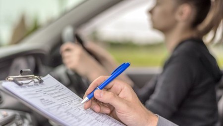 بسبب ارتفاع الاعتداءات على الممتحِنين.. وكالة القيادة تضيف كاميرات التسجيل إلى الزي الرسمي لموظفيها