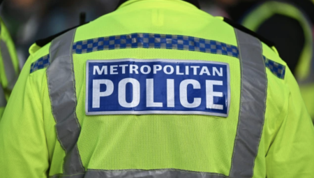 ضابط شرطة بريطاني يواجه حكماً بالسجن بعد اعترافه بممارسة الجنس مع طالبة مدرسة