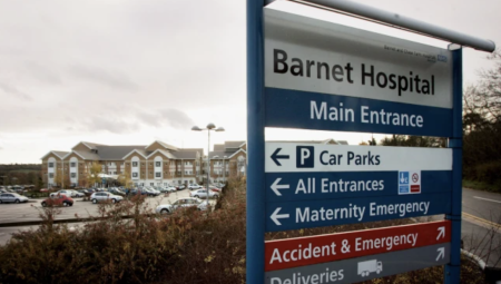 الشرطة البريطانية تعثر على طفل عمره ستة عشر أسبوعاً في صندوق خارج مستشفى في لندن