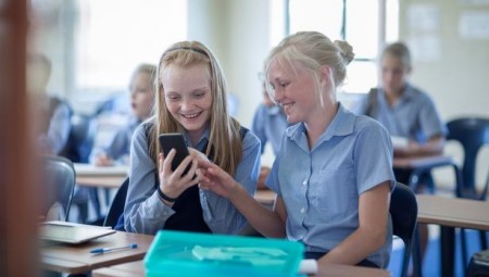 الحكومة تتراجع عن حظر استخدام الهواتف المحمولة في الفصول الدراسية