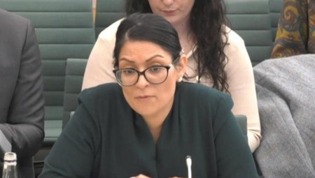 بريتي باتيل تدين فشل القيادة بعد نشر رسائل عنصرية وجنسية شاركها ضباط شرطة لندن