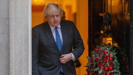 أزمة بوريس جونسون تتضخم بعد استقالة أربعة من مساعديه في ذات اليوم