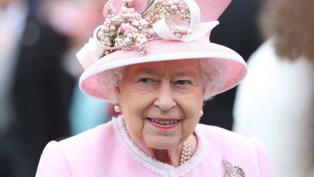 الملكة إليزابيث تستأنف عملها بعد إجازة دامت 4 أشهر