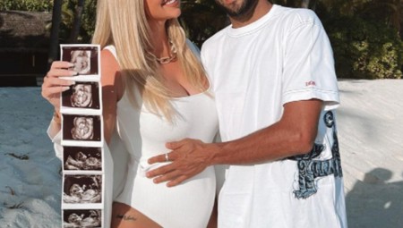 الجزائري رياض محرز يستعرض وزوجته الحمل بطفلهما الأول على شواطئ المالديف