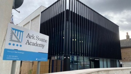 مدرس بريطاني يمنع تلميذا مسلما من الصلاة في ساحة المدرسة