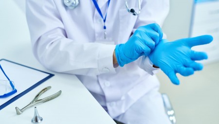 الشرطة تعتقل طبيبا متهما بالاعتداء جنسيا على مرضاه الأطفال