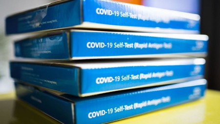 بريطانيا تستعد للتعايش مع الفيروس.. والحكومة تراجع قرار توفير اختبارات كورونا المجانية