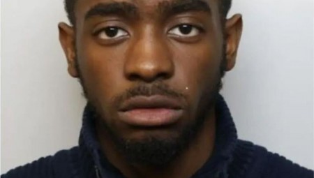 السجن لمدة لا تقل عن 12 عاما لمراهق جر طبيبا خارج منزله وطعنه بشكل متكرر