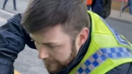 انتحار ضابط شرطة قبل محاكمته بتهمة الاعتداء غير القانوني