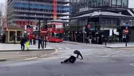 فيديو.. مشاة بريطانيون يقعون أرضا بسبب قوة العاصفة يونيس