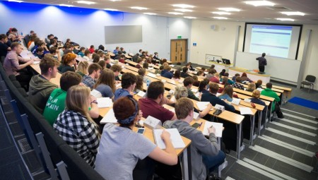 بحث جديد: الحريات الأكاديمية مهددة بالخطر بسبب الشركات بين الجامعات البريطانية والدول الاستبدادية