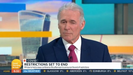 أشهر أطباء بريطانيا يرفض إنهاء قيود كورونا.. والمتابعون يتهمونه بإثارة الخوف بين الناس