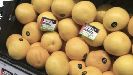 حركة المقاطعة في بلفاست تلصق وسم منتجات إسرائيلية في متاجر سنسبري