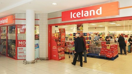 بسبب لوح شوكولاتة لا يتعدى ثمنه 20 بنسا.. متجر يفصل موظفة تعمل منذ 15 عاما