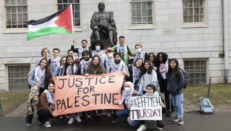 طلبة جامعة هارفارد يطلقون  حملة خميس الكوفية تضامنا مع فلسطين