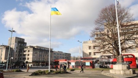 العلم الأوكراني يرفرف فوق المباني الحكومية للإعراب عن التضامن