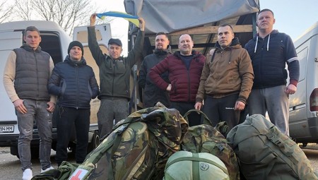 بريطانيا.. أوكرانيون يستعدون للعودة إلى ديارهم للقتال