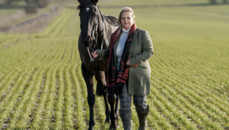 بالفيديو: للمرة الأولى... السيدة البريطانية التي أفقدت الأمير هاري عذريته تكشف عن هويتها