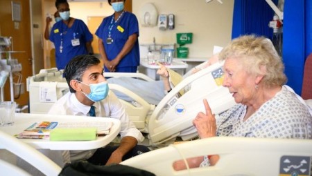 الغارديان: تعامل الحكومة مع أزمات NHS تدفع الأثرياء للاستعانة بالقطاع الخاص
