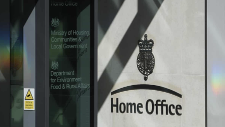 تقرير بريطاني يحث الحكومة على التركيز في أنشطة الإسلاميين المحليين.. ووزيرة الداخلية ترحب