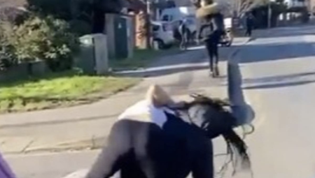 بالصور: تلميذة سوداء تتعرض لهجوم عنصري شرس أمام المدرسة.. والشرطة تحقق