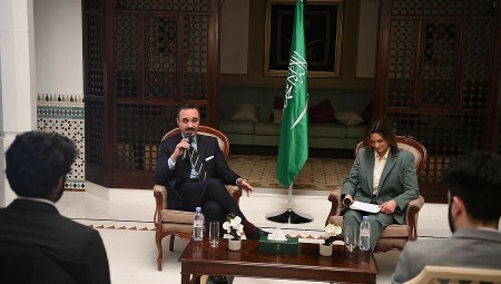 السفير السعودي لدى لندن يستقبل وفدا من طلبة كينغز كوليدج