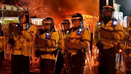 ليفربول: اندلاع اشتباكات بين جماعة يمينة متطرفة والشرطة أمام أحد فنادق طالبي اللجوء