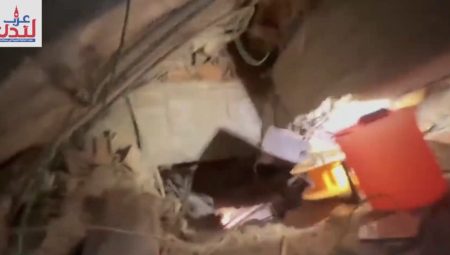 فيديو يحبس الأنفاس لفريق إنقاذ بريطاني يحفر نفقاً طويلاً للوصول لتركي عالق تحت الأنقاض