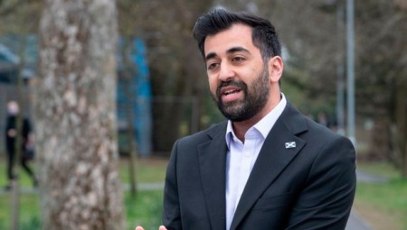 مسلم من أصول باكستانية يعلن الترشح لخلافة نيكولا ستيرجن