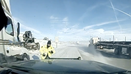 فيديو: ضابط سير ينجو من حادث سير محتم وسط فوضى الثلوج