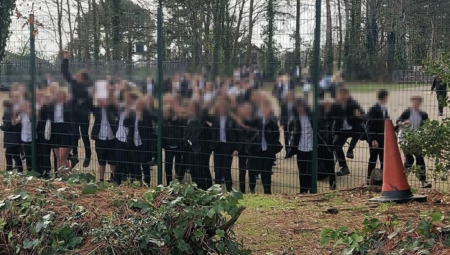 مدرسة بريطانية تمنح الطالبات بطاقة حمراء لاستخدام المرحاض في فترة الحيض.. والأهالي يحتجون