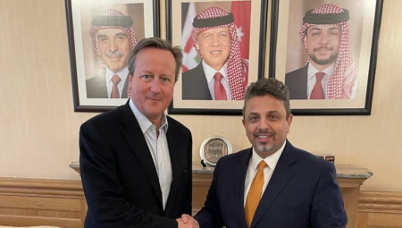 سفير الأردن في بريطانيا يستضيف رئيس الوزراء الأسبق ديفيد كاميرون لمناقشة تطورات المنطقة