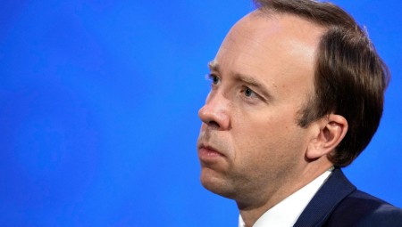 مات هانكوك في ورطة بعد تسريب رسائل واتساب تكشف تجاهله لتوجيهات رسمية خلال الجائحة