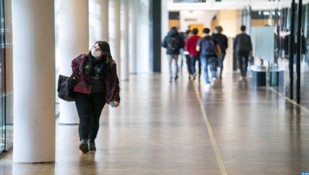 هولندا .. الشرطة تعثر على مسافر مختبئ في جهاز عجلات طائرة قادمة من جنوب إفريقيا