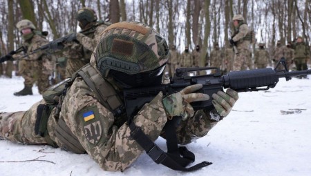 بريطانيا تعلن قرارها سحب بعض الموظفين وأقاربهم من سفارتها في أوكرانيا