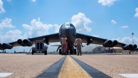 بالفيديو .. وصول قاذفات أميركية استراتيجية من طراز بي-52 إلى المملكة المتحدة
